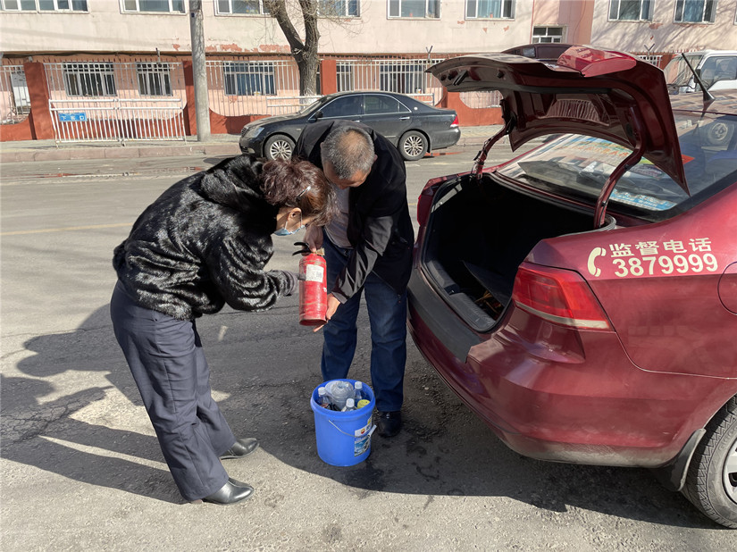 圖為：運(yùn)輸公司管理人員對出租車上滅火器的檢查_副本.jpg