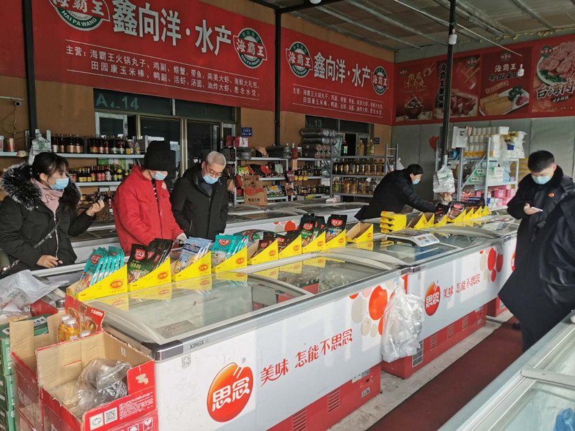 圖為：市場食品質(zhì)量安全檢查小組對(duì)商戶貨物進(jìn)行檢查_副本.jpg